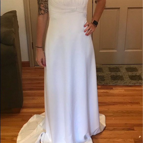 Strapless satin wedding dress. - Picture 2 of 6